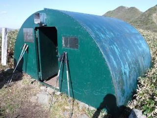 笠ヶ岳避難小屋.jpg
